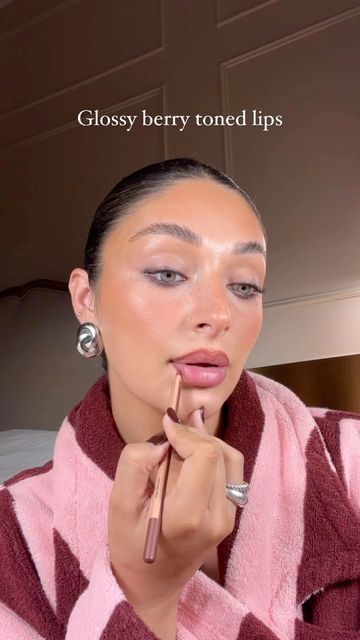 Vanessa on Instagram: "Berry juicy glossy lips 🫐🍓 MUFE universal earth Hourglass lure" Hourglass Lure, Berry Lips, November 2, Glossy Lips, Berry, Lips, Makeup, Hair, On Instagram