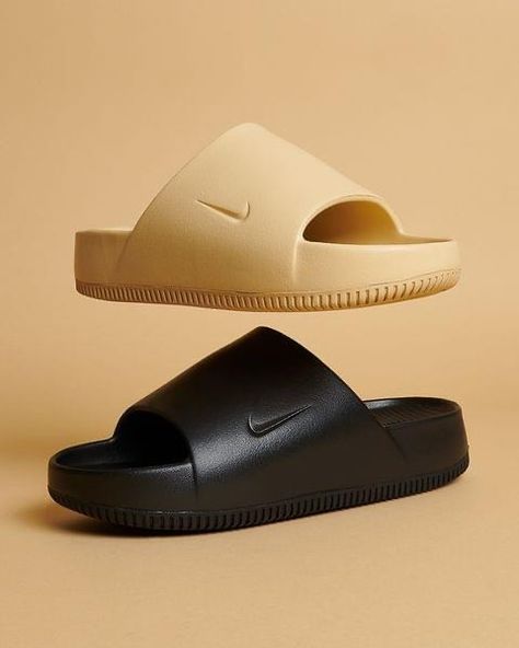 Nike Calm Slides Outfit, Kanye Tattoo, Sandals Nike, Trendy Slippers, Nike Slippers, Photographie Indie, Nike Shoes Women Fashion, Sport Slippers, Chef Shoes