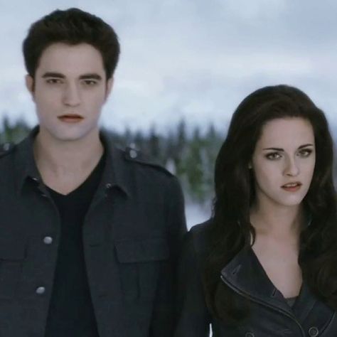 Bella and Edward vampires Twilight Cast, Twilight Breaking Dawn, Robert Pattinson And Kristen, Breaking Dawn Part 2, Twilight Film, Edward Bella, Twilight Series, Twilight Fans, Twilight Movie