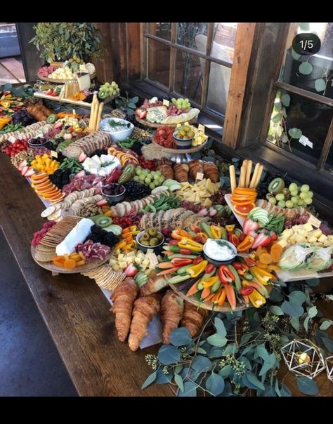 Charcuterie Board Wedding, Wedding Appetizers, Party Food Buffet, Charcuterie Inspiration, Party Food Platters, Charcuterie And Cheese Board, Charcuterie Recipes, Grazing Tables, Food Displays