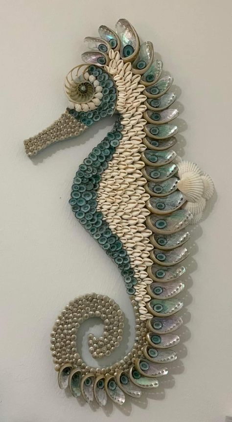 Seahorse Wall Art, Beach Crafts Diy, Seashell Art Diy, Shell Animals, Beach Themed Crafts, Diy Beach Decor, Seahorse Art, Art Coquillage, Seashell Projects