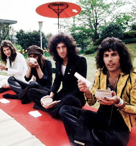 3,256 mentions J’aime, 10 commentaires - vintage (@70sarchives) sur Instagram : "queen visiting japan in 1975🌸🗼🍵" 70s Rock And Roll Aesthetic, 70s Rockstar Aesthetic, 80s Rock Aesthetic, Rock And Roll Aesthetic, 90s Rock Bands, 70s Rock Bands, 70s Rock And Roll, Band Aesthetic, 80s Rock Bands