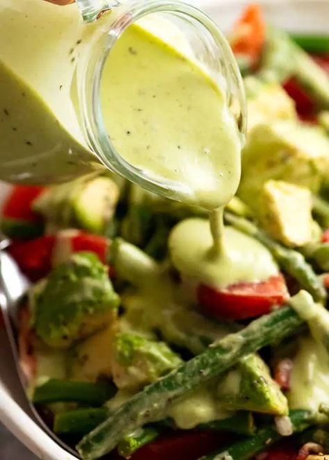 Pouring Creamy Avocado Dressing over green bean salad Healthy Avocado Dressing, Avocado Vinaigrette, Avocado Dressing Recipe, Creamy Avocado Dressing, Avocado Salad Dressing, Spanish Sides, Creamy Salad Dressing, Leafy Salad, Salad Dressing Recipe