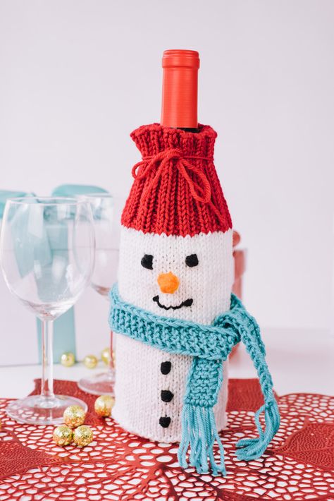 Snowman Bottle, Snowman Wine Bottle, Christmas Knits, Wine Package, Christmas Knitting Projects, Christmas Wine Bottle Covers, Wine Bottle Sleeves, Knitted Christmas Decorations, Christmas Elf Outfit