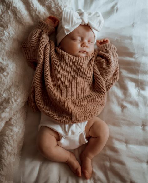 Aesthetic cute baby girl photo Newborn Chunky Sweater, Newborn Oversized Sweater Outfit, Newborn Oversized Sweater, Knit Newborn Outfits, Newborn Sweater Outfit, Newborn Spring Outfits, Newborn Flatlay, Fall Newborn Outfits, Baby Girl Neutral Outfits