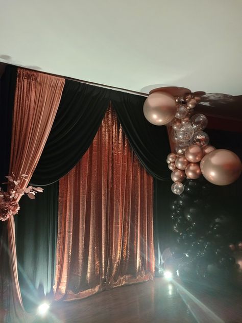 Shaadi Theme, Black And Gold Curtains, Black And Gold Backdrop, Halloween Prom, 80th Birthday Party Decorations, Black And Gold Balloons, Gold Backdrop, Prom Decor, Curtain Backdrops