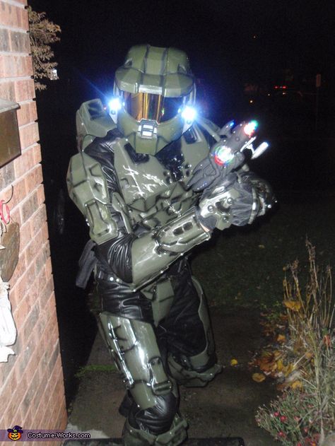 Halo Master Chief Costume - 2012 Halloween Costume Contest Halo Female, Diy Halo, Master Chief Costume, Halo Halloween, Odst Halo, Gold Motorcycle, Halo Party, Halo Combat Evolved, Halo Cosplay