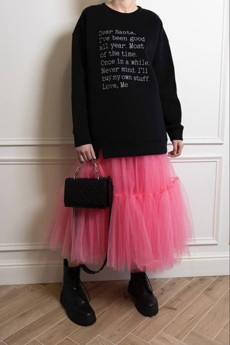 Cute Outfits Valentines Day, Tulle Skirt Outfit Casual, Tulle Skirt Outfit Casual Street Style, Pink Tulle Skirt Outfit, Punk Summer Outfits, Mesh Skirt Outfit, Tulle Skirt Outfits Casual, Tulle Skirts Outfit, Skirt Styling