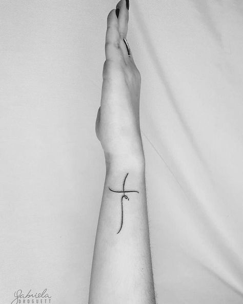 Cross With Rays Tattoo, Feminine Wrist Tattoos, Tattoos Feminine, Small Cross Tattoos, Tato Flash, Simple Wrist Tattoos, Wrist Tattoo Designs, Wrist Tattoo Ideas, Tiny Wrist Tattoos