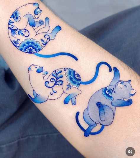 Blue Cat Tattoo, Delft Tattoo, All Blue Tattoo, Blue China Tattoo, Dark Blue Tattoo, Black And Blue Tattoo, Blue Ink Tattoos, Art Nouveau Tattoo, Nouveau Tattoo