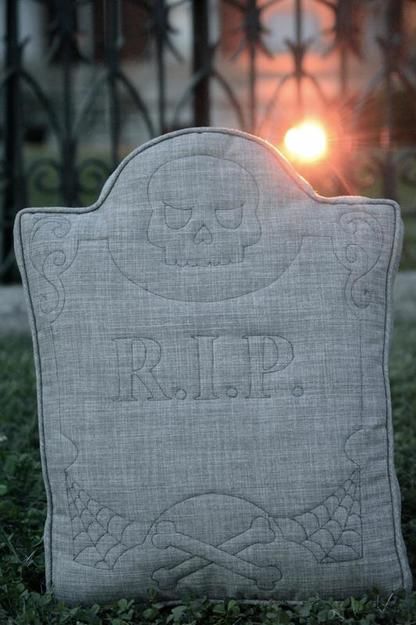 Tombstone sewalong part 2 Spooky Pillow Diy, Halloween Pillow Diy, Spooky Sewing Projects, Sewing Projects Home Decor, Halloween Fabric Projects, Sewing Halloween Projects, Gothic Sewing Projects, Goth Sewing Projects, Tombstone Pillow