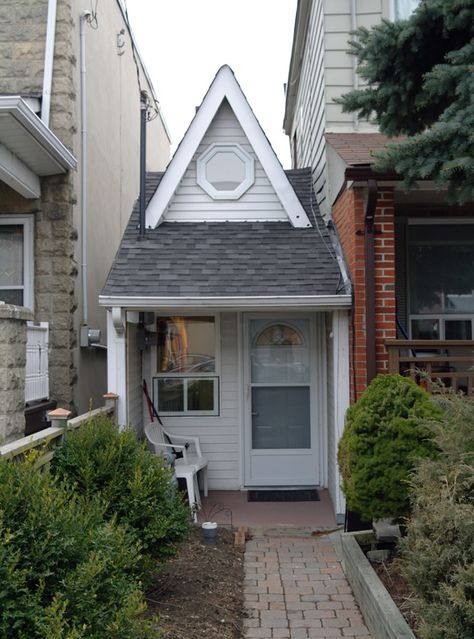 this is the smallest house in toronto Spite House, Smallest House, Toronto Architecture, Toronto Houses, Old Toronto, Crazy Houses, Shotgun House, Small Cottage Homes, Small Cottage