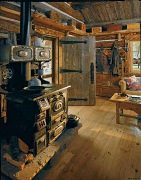 Old-fashioned Log Cabin... Love it! Log Home Plan, Log Cabin Living, Old Stove, Wood Stove Cooking, Log Cabin Ideas, Cabin Interiors, Cabin Living, Little Cabin, Log Cabin Homes