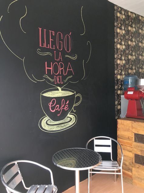 Pinte la pared en negro con pintura de pizarron, le di dos pasadas, y en el resto fue decorado con papel tapiz adherible Cafeteria Vintage, Future Office, Nice Cream, Coworking Space, Cafe Bar, Coffee House, Coffee Bar, Chalkboard, Coffee Shop