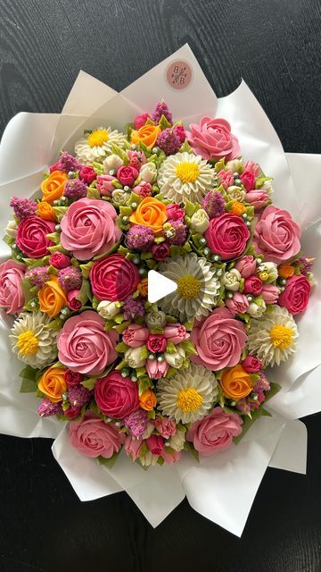 Creator of the worlds first standing cupcake bouquet on Instagram: "This bouquet is just heavenly 🤍 who can spot the 🐝 and 🐞???" Bouquet Cupcakes Ideas, Flower Cupcakes Bouquet, Cupcake Bouquet Diy, Mini Cupcake Bouquets, Cupcakes Bouquet, Bouquet Cupcakes, Cupcake Flower Bouquets, Cake Bouquet, Cupcake Bouquets