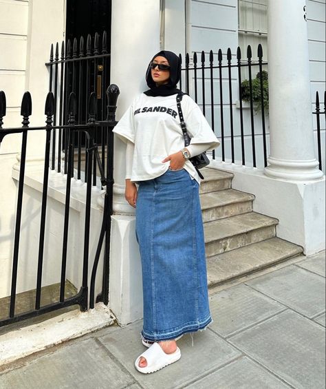 Plus Size Summer Outfits Hijab, Hijabi Jeans Skirt Outfits, Hijabi Denim Skirt Outfit, Modest Denim Skirt Outfit, Jeans Skirt Outfit Hijab, Plus Size Muslim Fashion, Plus Size Hijabi Outfits, Hijab Style Summer, Long Denim Skirt Outfit