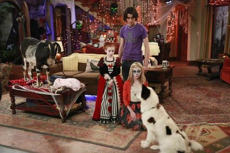 Disney Channel Halloween, Halloween Themed Movies, Dog With A Blog, Halloween Episodes, Fall Mood Board, Fall Bucket List, Tv Episodes, Disney Channel, Halloween Themes