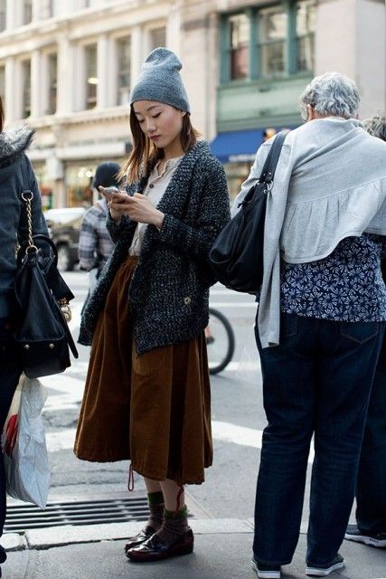 Granny Dress, Granny Style, Asian Streetwear, The Sartorialist, Ellie Saab, Loose Cardigan, Outfit Vintage, Women Street, Moda Vintage