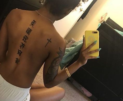 Tattoos For Women Neck, Back Tattoo Women Spine, Tattoos Back, Spinal Tattoo, Hand Tattoos For Girls, Cute Hand Tattoos, Pretty Hand Tattoos, Neck Tattoos Women, Black Girls With Tattoos