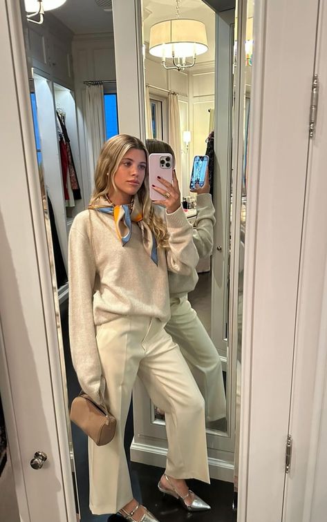 Sophia Richie Outfits, Sophia Richie, Look Adidas, Skandinavian Fashion, Sofia Richie, Looks Street Style, 가을 패션, Mode Inspiration, White Pants