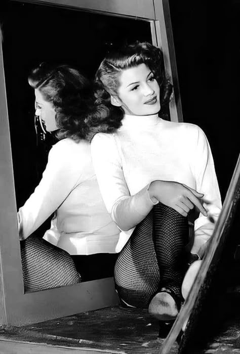 Rita Hayworth Black And White Hollywood, Rita Hayworth Gilda, Ann Blyth, Klasik Hollywood, Love Goddess, Dorothy Dandridge, Vintage Hollywood Glamour, Old Hollywood Movie, Classic Actors