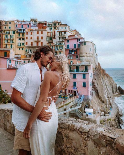 LAURA & NICOLAS HERBERT (@laurandnicolas) • Fotos y videos de Instagram Amalfi Couple Photo, Positano Italy Engagement, Portugal Engagement Photos, Engagement Italy, Greece Pics, Italy Pics, Travel Poses, Couple Travel Photos, Italy Photos