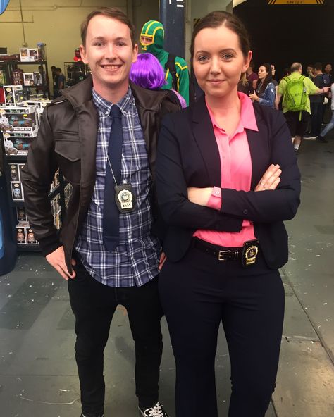 Brooklyn 99 cosplay complete! Jake and Amy rocking #LFCC Halloween Costumes Brooklyn 99, Brooklyn 99 Costume Halloween, Brooklyn 99 Outfits, Jake Peralta And Amy Santiago Costume, Sitcom Couples Costumes, Amy And Jake Costume, B99 Halloween Costume, Jake And Amy Costume, Jake And Amy Halloween Costume