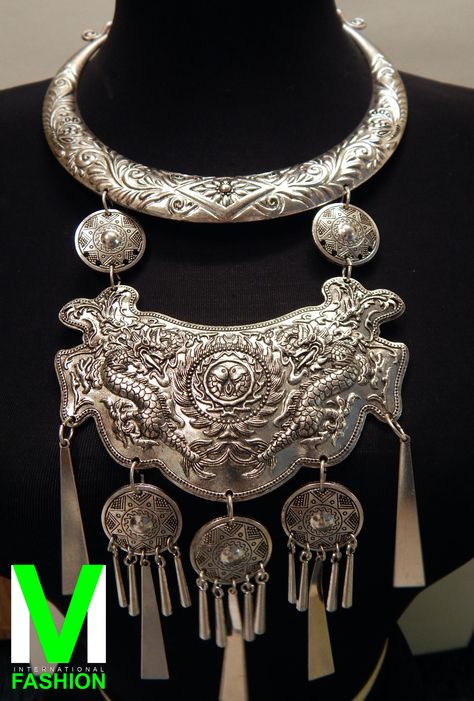 Hmong / Chinese inspired neck collar Traditional Fashion, Ethnic Jewelry, Native American Indians, Neck Collar, Jewelry Inspiration, Vikings, Statement Necklace, Silver Jewelry, Collar