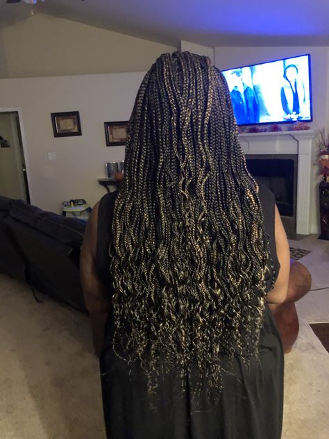 Box braids with crinkle Crinkles Hairstyles For Black Women, Crinkle Braids Black Women, Crinkle Knotless Braids, Crinkle Box Braids, Crinkly Box Braids, Crimped Box Braids, Crinkle Braids, Knowles’s Box Braids With Curls, Medium Box Braids