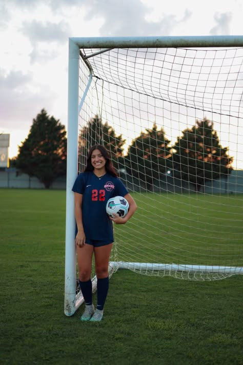 senior soccer banner pic! Soccer Senior Banner, Soccer Senior Banner Poses, Soccer Photoshoot, Soccer Photography Poses, Soccer Senior Pictures, Pretty Senior Pictures, Soccer Poses, Soccer Pics, Soccer Banners