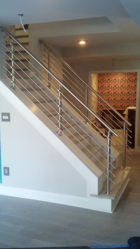 Modern Glass Railing, Staircase Glass Railing, Interior 2023, Staircase Glass, Stainless Steel Stair Railing, Living Room Stairs, Modern Staircase Design, Stainless Steel Staircase, Modern Window Design