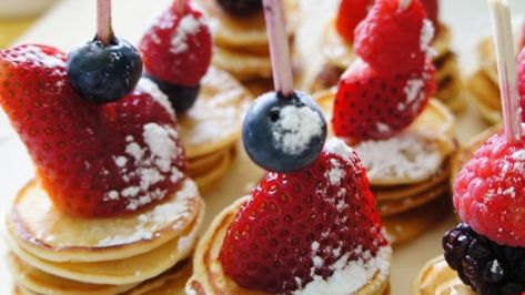 Perfect for weekend breakfast or brunch, these impressive mini pancake skewers are topped with fresh berries, maple syrup, and powdered sugar. Pancake Skewers, Baking Powder Substitute, Berry Pancakes, Cinnamon Roll Pancakes, Skewer Recipes, Mini Pancakes, Very Berry, Weekend Breakfast, Beef Burgers