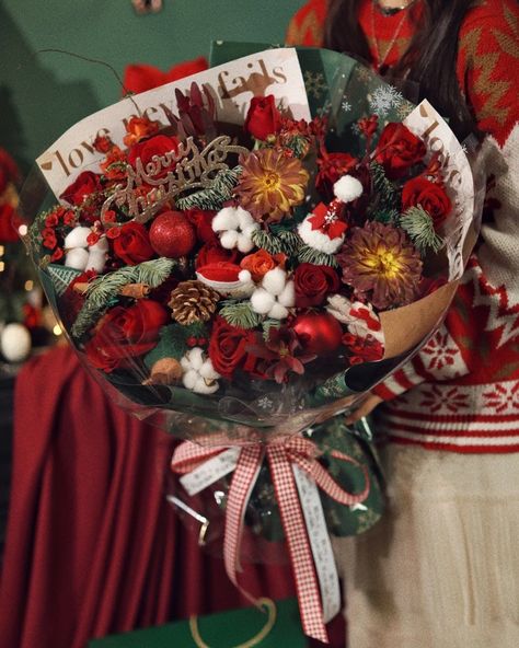 Christmas Bouquet, Flower Wrapping, Christmas Shoot, Packaging Designs, Flower Packaging, Unique Flower, Christmas Flowers, Unique Flowers, Deck The Halls