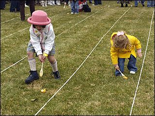 Egg race Easter Game Ideas, Egg Race, School Easter Party, Family Easter Games, Fun Easter Games, Easter Party Games, Easter School, Toddler Teacher, Fun Activities For Toddlers