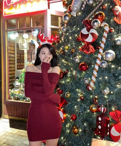 Christmas Pose Ideas, Noel Outfit, Christmas Tree Photoshoot, Christmas Photoshoot Ideas, Photo Christmas Tree, Christmas Poses, Ootd Poses, Christmas Tree Pictures, Christmas Tree Dress