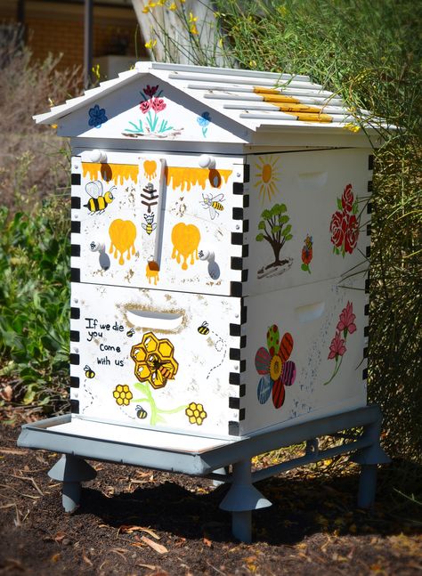 What Paint Or Varnish Is Safe To Coat My Flow Hive With? - Flow Hive Bee Hive Painting, Honeycombs Drawings, Diy Beehive, Modern Beehive, Painted Bee Hives, Honey Beehive, Backyard Grill Ideas, Bee Hives Boxes, Beehive Art