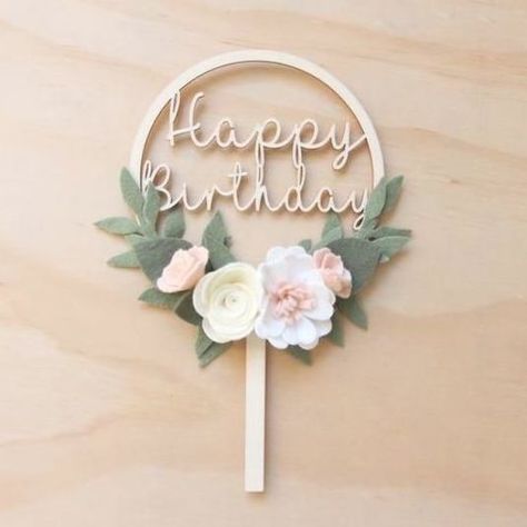 Flower Wreath Cake, Wreath Cake Topper, Leaves Arrangement, Happy Birthday Friendship, Wreath Cake, Flower Cake Toppers, Handmade Cake Topper, Happy Birthday Best Friend, Diy Cake Topper