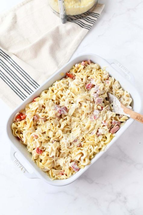 Creamy Ham & Swiss Cheese Casserole - Sizzling Eats Egg Noodle Casserole, Swiss Cheese Recipes, Cheese Casserole Recipes, Ham And Cheese Casserole, Ham Casserole Recipes, Ham And Swiss, Ham Casserole, Sour Cream Sauce, Noodle Casserole