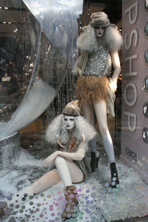 Merchandise Display, Unique Mannequin, Fashion Window Display, Display Retail, Christmas Displays, Fashion Displays, Christmas Windows, Visual Merchandising Displays, Store Window Displays