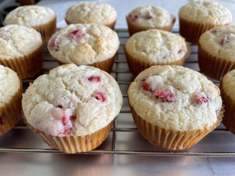 A good choice for strawberry season! Sour Cream Muffins Healthy, Strawberries And Sour Cream, Muffins With Sour Cream In Them, Strawberry Sour Cream Muffins, Bakery Style Strawberry Muffins, Gluten Free Strawberry Muffins, Strawberry White Chocolate Muffins, Strawberry Cream Cheese Muffins, Sour Cream Muffins