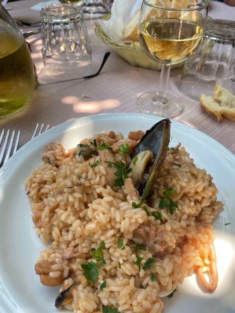 Risotto Aesthetic, Italian Sea Food, Seafood Aesthetic, Fancy Italian Dinner Aesthetic, Risotto Seafood Recipe, Italian Wedding Risotto Food And Wine, Italy Drinks Aesthetic, Pasta And Wine Dinner Aesthetic, Seafood Rice