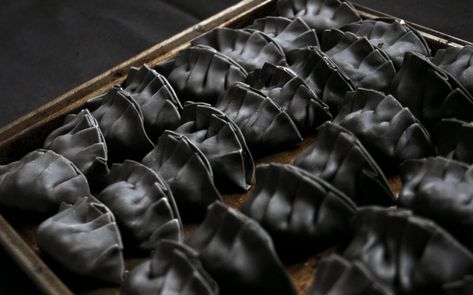 These black gyoza have a pop of color inside from the beet and carrot filling! Gothic Birthday, Black Food Coloring, Halloween Party Dinner, Halloween Appetizers, Black Food, Halloween Dinner, Pasta Maker, Vegan Appetizers, Halloween Food