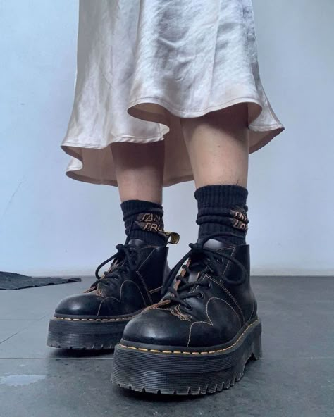 Mode Shoes, Diy Vetement, Estilo Punk, Swag Shoes, Mode Inspo, Look Vintage, Dream Shoes, Mode Vintage, Doc Martens