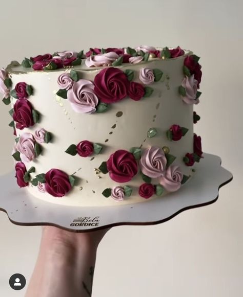 Cake Designs With Flowers, 6 Inch Cake Design, Rose Cake Decorating, Buttercream Rose Cake, Rose Cake Design, Tårta Design, Roses Cake, Butterfly Birthday Cakes, Buttercream Cake Decorating