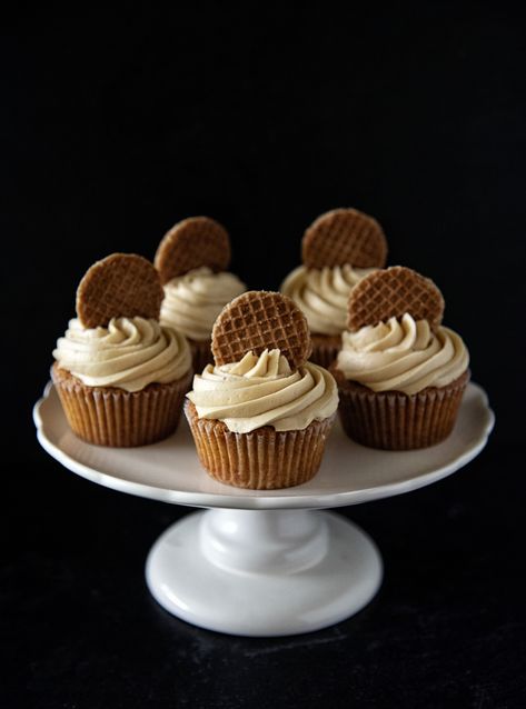 Stroopwafel Cupcakes Molasses Cupcakes, Waffle Cupcakes, Rocky Road Cupcakes, Brown Sugar Buttercream, Dutch Cookies, Food Chocolate, Dutch Recipes, Fun Baking Recipes, Eat Dessert First