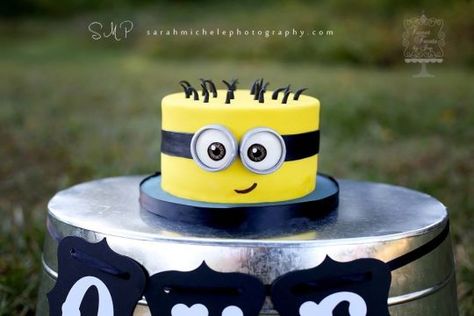 Minions Smash Cake, Cupcake Smash Cakes, Half Birthday Baby, Pokémon Party, Minion Theme, Smash Cakes, Cake Kids, Minion Birthday Party, A Minion