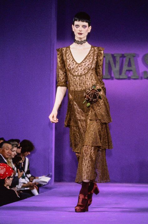 Anna Sui Spring 1993 Ready-to-Wear Collection Photos - Vogue Anna Sui Spring 1993, Kristen Mcmenamy, Vintage Runway, 1990s Fashion, Anna Sui, Runway Collection, Vogue Paris, Fashion Show Collection, Alternative Fashion