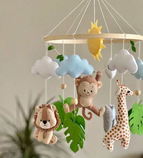 Safari Felt Mobile, Animal Mobile Nursery, Diy Felt Animals, Modern Nursery Furniture, Handmade Baby Items, Felt Craft Projects, Diy Crafts Love, Baby Room Inspiration, Baby Knitwear