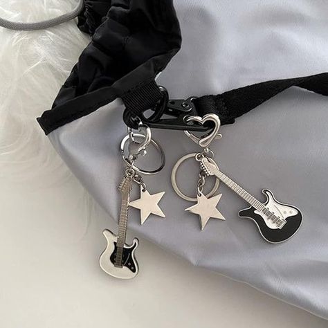 Cute Black and White Guitar Shaped Keyrings with Little Stars Y2k Guitar, Guitar Keys, Punk Vintage, Celtic Knots, Mia 3, Rock Punk, Vintage Star, Heart And Key, Estilo Punk