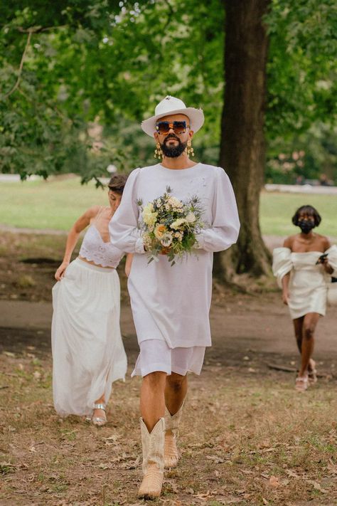 Wedding Party Processional at Prospect Park in Brooklyn Diy Picnic, Wedding Picnic, Park Outfit, Honeymoon Style, Picnic Wedding, Wedding Activities, Prospect Park, Brooklyn Wedding, Carolina Wedding